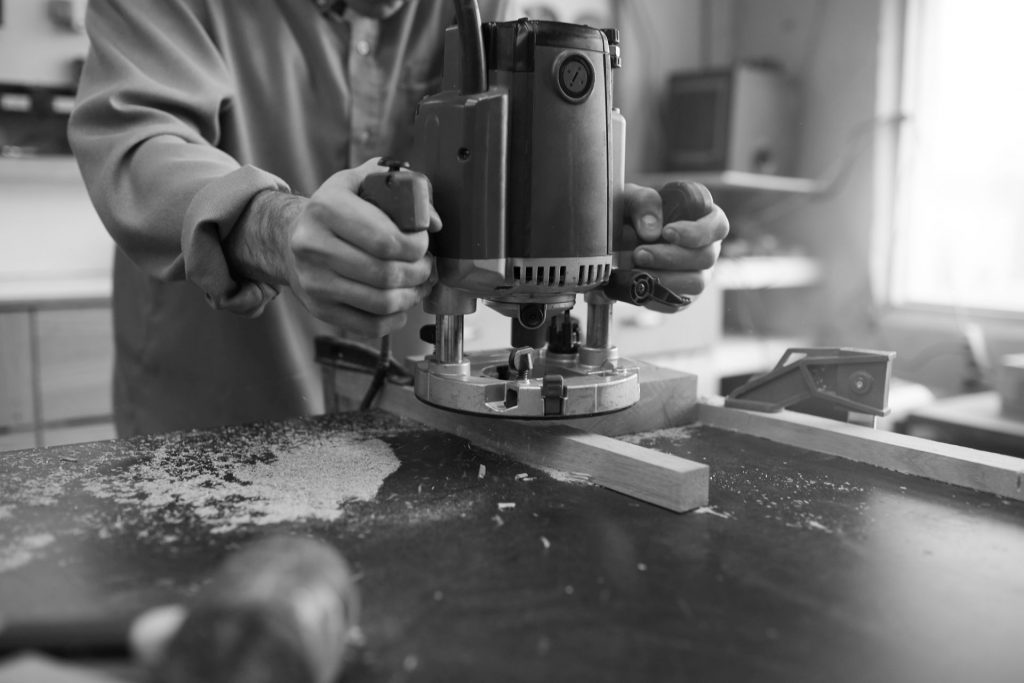 Worker using electric saw in work | Worker401k